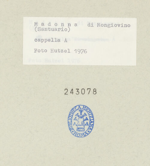 Rückseite von Getty Research Institute [https://www.deutsche-digitale-bibliothek.de/content/lizenzen/rv-ez/] Santuario della Madonna di MongiovinoCappella del Rosario - nach Osten zum Altar, bh243078_recto. Foto: Hutzel, Max.