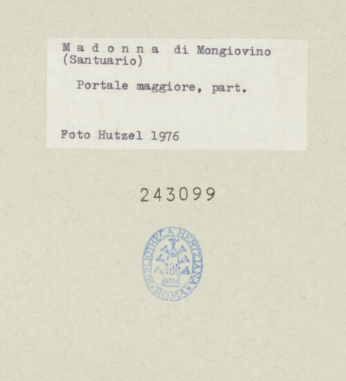 Rückseite von Getty Research Institute [https://www.deutsche-digitale-bibliothek.de/content/lizenzen/rv-ez/] Hauptportal der Südfassade mit Überdachung - Gebälk und (Gewände-)Kapitelle der rechten Seite, bh243099_recto. Foto: Hutzel, Max.