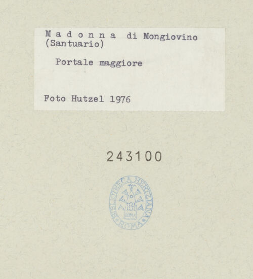 Rückseite von Getty Research Institute [https://www.deutsche-digitale-bibliothek.de/content/lizenzen/rv-ez/] Hauptportal der Südfassade mit Überdachung - Detail des zentralen Frauenkopfhochreliefs der Lünettenlaibung, bh243100_recto. Foto: Hutzel, Max.