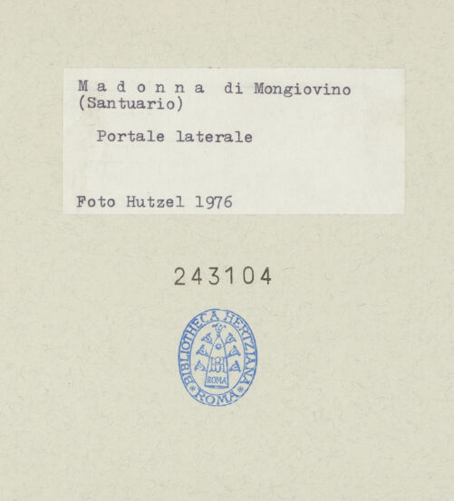 Rückseite von Getty Research Institute [https://www.deutsche-digitale-bibliothek.de/content/lizenzen/rv-ez/] Ehemaliges Hauptportal der Nordfassade mit Überdachung - Ausschnitt der Rundbogenlünette, bh243104_recto. Foto: Hutzel, Max.