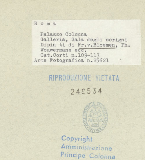 Rückseite von Amministrazione Colonna [https://www.deutsche-digitale-bibliothek.de/content/lizenzen/rv-ez/] Landschaft mit römischer Villa an einem Fluss - Innenraumansicht mit Gemälde, bh248534_recto. Foto.