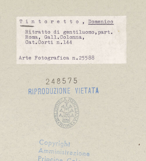 Rückseite von Amministrazione Colonna [https://www.deutsche-digitale-bibliothek.de/content/lizenzen/rv-ez/] Bildnis eines Mannes - Ausschnitt, Oberkörper und Gesicht, bh248575_recto. Foto.