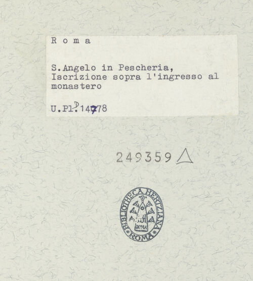 Rückseite von Bibliotheca Hertziana [https://www.deutsche-digitale-bibliothek.de/content/lizenzen/rv-fz/] Sant'Angelo in PescheriaZugang zum Kloster - Ausschnitt: Inschrift Pius' IX., bh249359_recto. Foto.