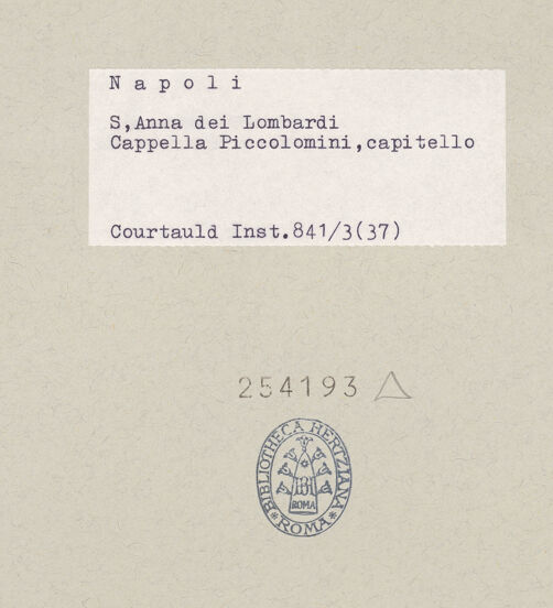 Rückseite von Courtauld Institute of Art [https://www.deutsche-digitale-bibliothek.de/content/lizenzen/rv-ez/] Kapitell, bh254193_recto. Foto.