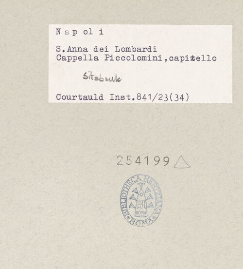 Rückseite von Courtauld Institute of Art [https://www.deutsche-digitale-bibliothek.de/content/lizenzen/rv-ez/] Bank mit architektonischem Rahmen und Wappen - Detail: 2. Kapitell (Füllhörner), bh254199_recto. Foto.