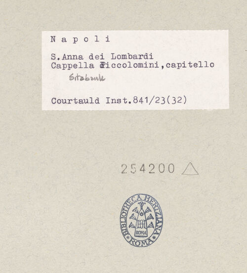 Rückseite von Courtauld Institute of Art [https://www.deutsche-digitale-bibliothek.de/content/lizenzen/rv-ez/] Bank mit architektonischem Rahmen und Wappen - Detail: 4. Kapitell, bh254200_recto. Foto.