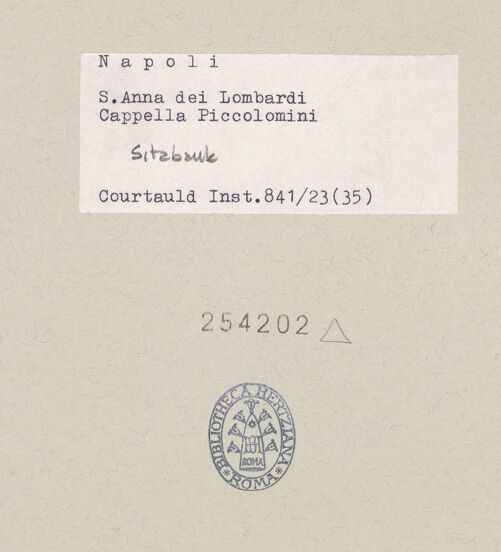 Rückseite von Courtauld Institute of Art [https://www.deutsche-digitale-bibliothek.de/content/lizenzen/rv-ez/] Bank mit architektonischem Rahmen und Wappen - Detail: 1. Kapitell, bh254202_recto. Foto.