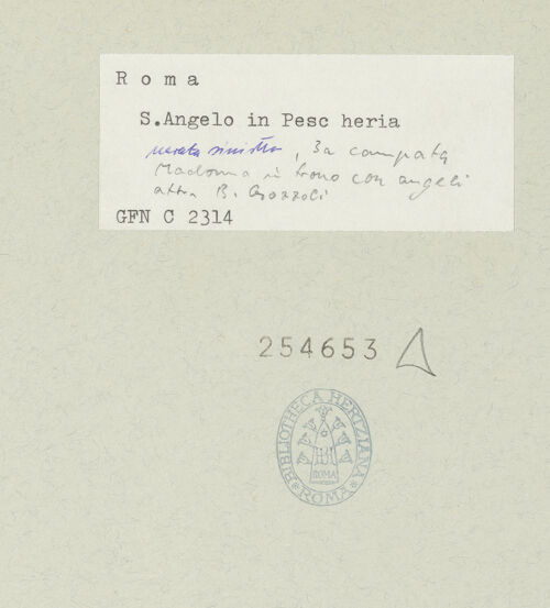 Rückseite von ICCD [https://www.deutsche-digitale-bibliothek.de/content/lizenzen/rv-ez/] Madonna mit Engeln - Ansicht vor der Übertragung auf Leinwand: in Ädikula des 16. Jahrhunderts, bh254653_recto. Foto.