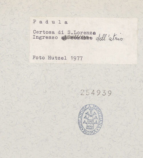 Rückseite von Hutzel, Max [https://www.deutsche-digitale-bibliothek.de/content/lizenzen/rv-ez/] Certosa di San Lorenzo - Eingangsbogen, bh254939_recto. Foto: Hutzel, Max.