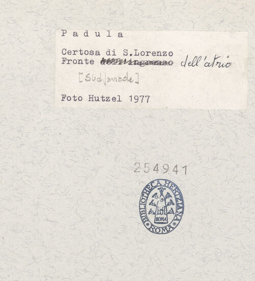 Rückseite von Hutzel, Max [https://www.deutsche-digitale-bibliothek.de/content/lizenzen/rv-ez/] Certosa di San Lorenzo - Eingangsseite (Südfassade), Seitenansicht, bh254941_recto. Foto: Hutzel, Max.