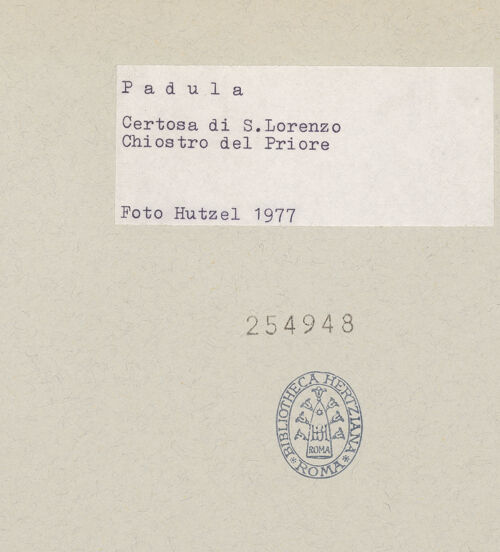 Rückseite von Hutzel, Max [https://www.deutsche-digitale-bibliothek.de/content/lizenzen/rv-ez/] Certosa di San LorenzoChiostro dei Procuratori - Brunnen und Arkatur, bh254948_recto. Foto: Hutzel, Max.