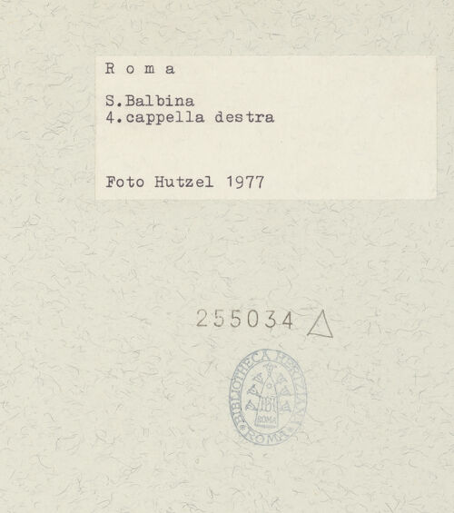 Rückseite von Hutzel, Max [https://www.deutsche-digitale-bibliothek.de/content/lizenzen/rv-ez/] Kreuzigung - Gesamtansicht in Nische, bh255034_recto. Foto: Hutzel, Max.