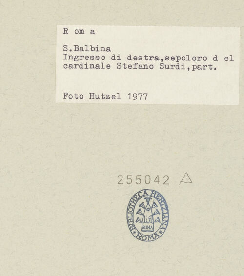 Rückseite von Hutzel, Max [https://www.deutsche-digitale-bibliothek.de/content/lizenzen/rv-ez/] Grabmal des Kardinals Stefano Surdi (de Surdis) - Detail: Mosaik unter Sarkophag, bh255042_recto. Foto: Hutzel, Max.