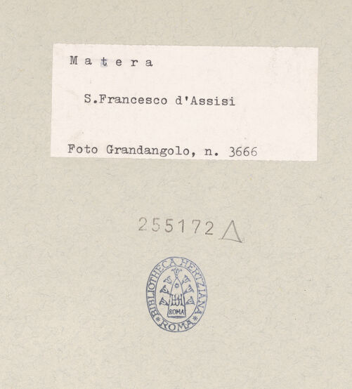 Rückseite von Grandangolo, Matera [https://www.deutsche-digitale-bibliothek.de/content/lizenzen/rv-ez/] Thronende Madonna und die Heiligen Paulus, Antonius, Bernhard von Siena, Katharina von Alexandrien, Petrus, Franziskus, Ludwig von Toulouse und Elisabeth von Ungarn - Detail: Madonna, bh255172_recto. Foto.
