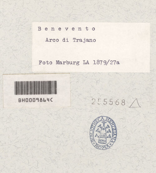 Rückseite von Bildarchiv Foto Marburg [https://www.deutsche-digitale-bibliothek.de/content/lizenzen/rv-fz/] Arco di Traiano (Trajansbogen)Nordöstliche Seite (Landseite)Linker Pylon - Detail, Relief: Trajan reorganisiert die Armee, bh255568_recto. Foto.