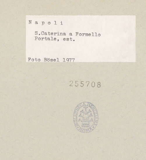 Rückseite von Bösel, Richard [https://www.deutsche-digitale-bibliothek.de/content/lizenzen/rv-fz/] Hauptportal mit Statue der heiligen Katharina - Gesamtansicht, bh255708_recto. Foto: Bösel, Richard.