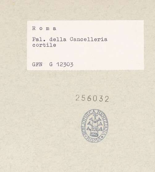 Rückseite von ICCD [https://www.deutsche-digitale-bibliothek.de/content/lizenzen/rv-ez/] Palazzo della Cancelleria - Ostflügel, Erdgeschoss, Arkadengang, von Norden, bh256032_recto. Foto.