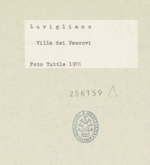 Rückseite von Bibliotheca Hertziana [https://www.deutsche-digitale-bibliothek.de/content/lizenzen/rv-fz/] Villa dei VescoviEingangsfassade / Westfassade - Substruktionen, mittlerer Bogen: Widmungsinschrift, bh256159_recto. Foto: Tuttle, Richard.