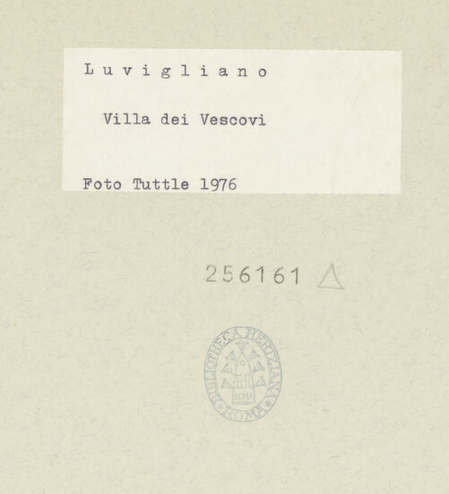 Rückseite von Bibliotheca Hertziana [https://www.deutsche-digitale-bibliothek.de/content/lizenzen/rv-fz/] Villa dei Vescovi - Östliches Gartentor, von außen, bh256161_recto. Foto: Tuttle, Richard.