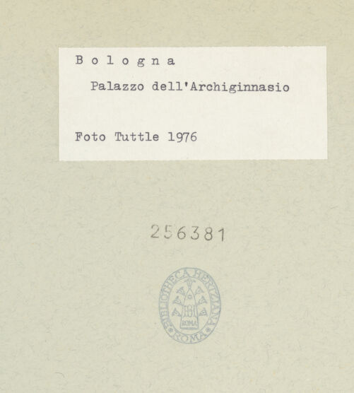 Rückseite von Tuttle, Richard [https://www.deutsche-digitale-bibliothek.de/content/lizenzen/rv-ez/] Archiginnasio - Portal, bh256381_recto. Foto: Tuttle, Richard.