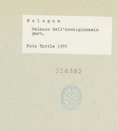 Rückseite von Tuttle, Richard [https://www.deutsche-digitale-bibliothek.de/content/lizenzen/rv-ez/] Archiginnasio - Sockel eines Pfeilers, bh256382_recto. Foto: Tuttle, Richard.