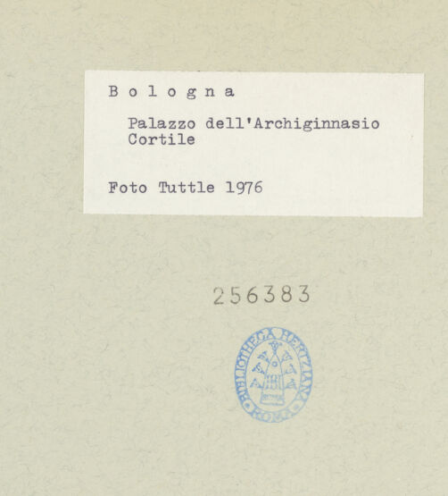 Rückseite von Tuttle, Richard [https://www.deutsche-digitale-bibliothek.de/content/lizenzen/rv-ez/] Archiginnasio - Eckpfeiler, Detail, bh256383_recto. Foto: Tuttle, Richard.