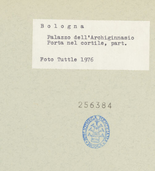 Rückseite von Tuttle, Richard [https://www.deutsche-digitale-bibliothek.de/content/lizenzen/rv-ez/] Wappen - Gesamtansicht, bh256384_recto. Foto: Tuttle, Richard.