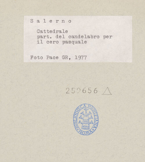 Rückseite von Pace, Valentino [https://www.deutsche-digitale-bibliothek.de/content/lizenzen/rv-ez/] Detail: Schaft, Kapitell und Knoten, bh259656_recto. Foto: Pace, Valentino.