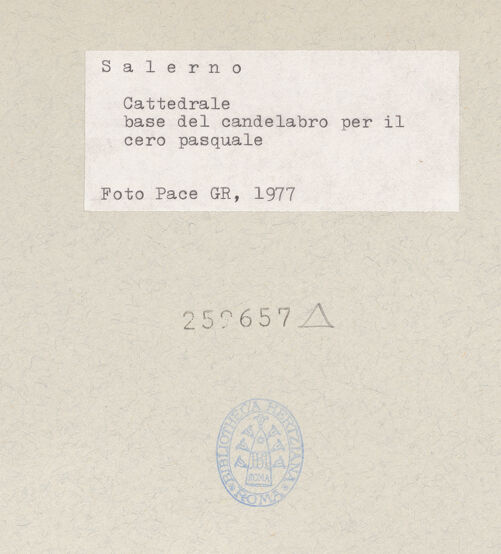 Rückseite von Pace, Valentino [https://www.deutsche-digitale-bibliothek.de/content/lizenzen/rv-ez/] Sockel, bh259657_recto. Foto: Pace, Valentino.