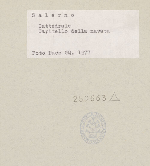 Rückseite von Pace, Valentino [https://www.deutsche-digitale-bibliothek.de/content/lizenzen/rv-ez/] Kapitell mit Löwenköpfe - Ansicht von unten, bh259663_recto. Foto: Pace, Valentino.