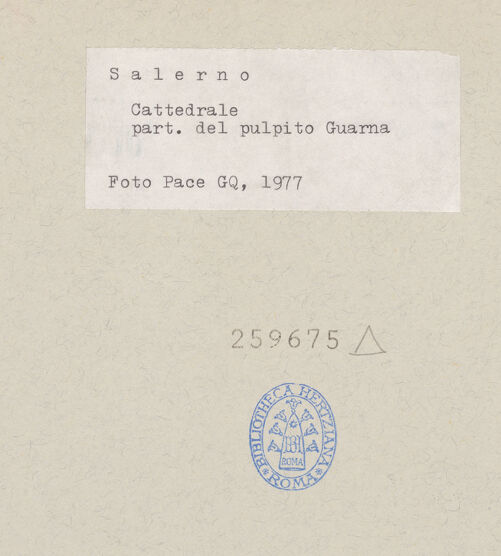 Rückseite von Pace, Valentino [https://www.deutsche-digitale-bibliothek.de/content/lizenzen/rv-ez/] Linke KanzelFries und Maske - Ostseite, Fries, bh259675_recto. Foto: Pace, Valentino.