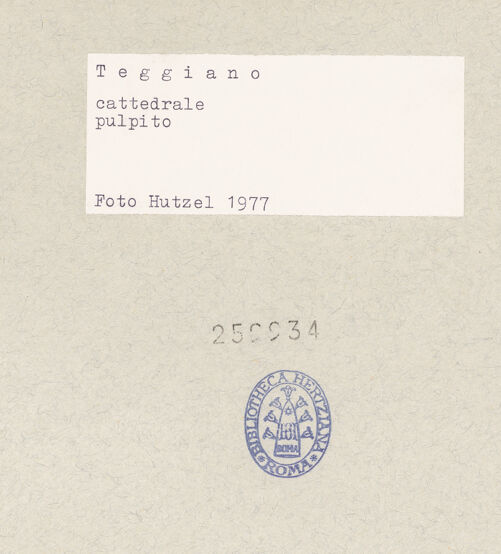 Rückseite von Hutzel, Max [https://www.deutsche-digitale-bibliothek.de/content/lizenzen/rv-ez/] Kanzelförmiger AmboSäulen, Kapitelle und Tragfigur - Säulentragender Löwe, bh259934_recto. Foto: Hutzel, Max.