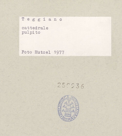 Rückseite von Hutzel, Max [https://www.deutsche-digitale-bibliothek.de/content/lizenzen/rv-ez/] Kanzelförmiger AmboEvangelistendarstellungen (Kanzelkorb und Lesepult) - Ochse als Symbol des Evangelisten Lukas, bh259936_recto. Foto: Hutzel, Max.