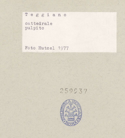 Rückseite von Hutzel, Max [https://www.deutsche-digitale-bibliothek.de/content/lizenzen/rv-ez/] Kanzelförmiger AmboZwickelreliefs mit Tierdarstellungen und Adam und Eva - Vorderseite: Löwe und Hirsch, bh259937_recto. Foto: Hutzel, Max.