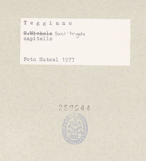 Rückseite von Hutzel, Max [https://www.deutsche-digitale-bibliothek.de/content/lizenzen/rv-ez/] Kapitell 3 - Seitenansicht, bh259944_recto. Foto: Hutzel, Max.