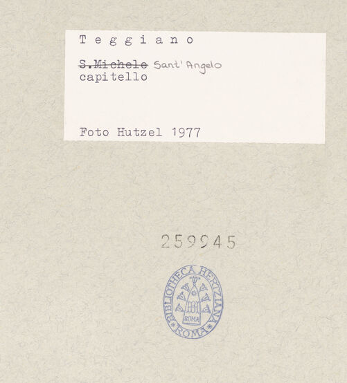 Rückseite von Hutzel, Max [https://www.deutsche-digitale-bibliothek.de/content/lizenzen/rv-ez/] Kapitell 1 - Frontalansicht, bh259945_recto. Foto: Hutzel, Max.