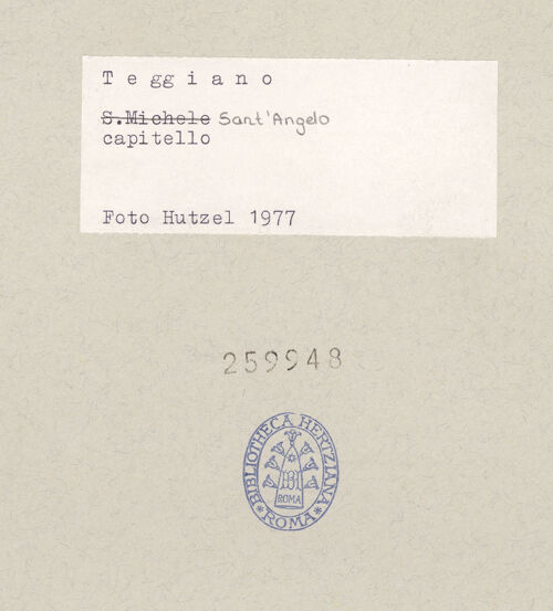 Rückseite von Hutzel, Max [https://www.deutsche-digitale-bibliothek.de/content/lizenzen/rv-ez/] Kapitell 3 - Frontalansicht, bh259948_recto. Foto: Hutzel, Max.