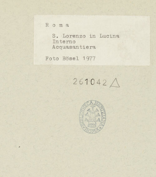 Rückseite von Bösel, Richard [https://www.deutsche-digitale-bibliothek.de/content/lizenzen/rv-fz/] Weihwasserbecken mit Cherub - Weihwasserbecken links (in Richtung des/der Eintrtetenden), bh261042_recto. Foto: Bösel, Richard.