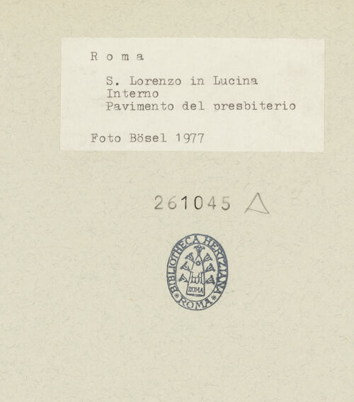 Rückseite von Bösel, Richard [https://www.deutsche-digitale-bibliothek.de/content/lizenzen/rv-fz/] Fußbodenornament - Grabplatte der Cristina Duglioli Angelelli vor dem Altar, bh261045_recto. Foto: Bösel, Richard.