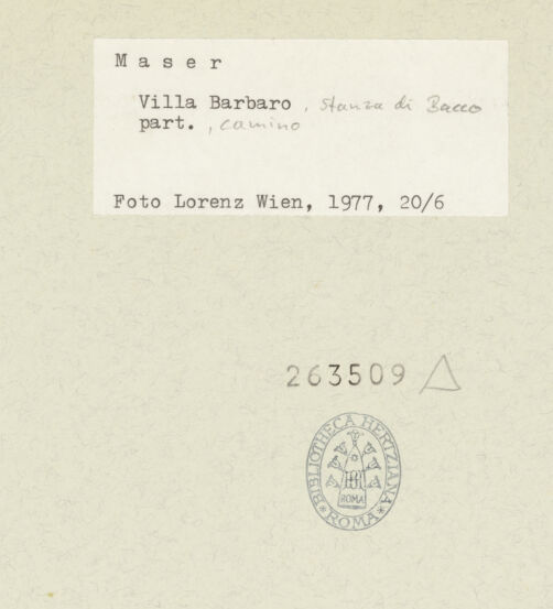 Rückseite von Lorenz, Wien [https://www.deutsche-digitale-bibliothek.de/content/lizenzen/rv-ez/] Kamin mit Maske - Detail: linke Konsole, bh263509_recto. Foto.