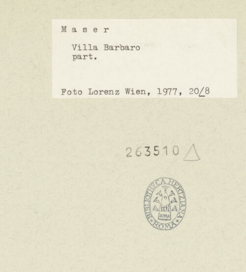 Rückseite von Lorenz, Wien [https://www.deutsche-digitale-bibliothek.de/content/lizenzen/rv-ez/] Villa Barbaro - Detail: Dreiecksgiebel (Vestibül?), bh263510_recto. Foto.