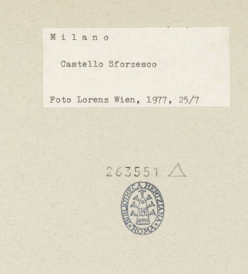 Rückseite von Lorenz, Wien [https://www.deutsche-digitale-bibliothek.de/content/lizenzen/rv-ez/] Castello SforzescoSüdöstliche Mauer - Turm des Filarete, nordwestliche Fassade, bh263551_recto. Foto.