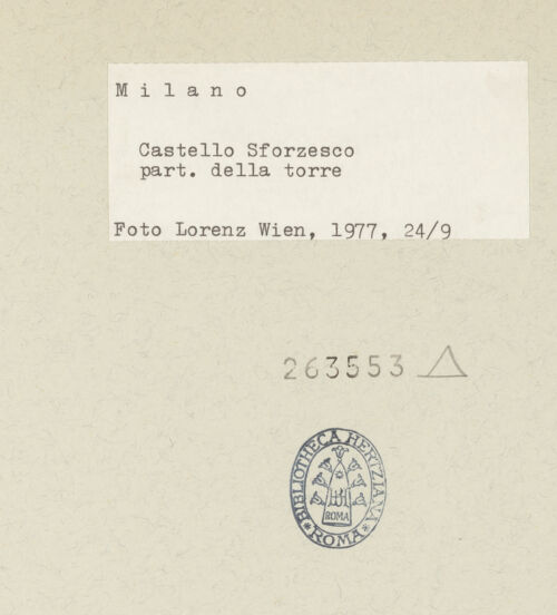Rückseite von Lorenz, Wien [https://www.deutsche-digitale-bibliothek.de/content/lizenzen/rv-ez/] Castello SforzescoSüdöstliche Mauer - Ostturm, Detail, bh263553_recto. Foto.