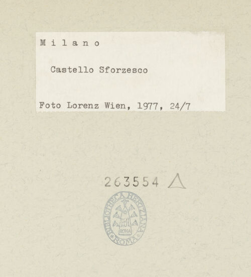 Rückseite von Lorenz, Wien [https://www.deutsche-digitale-bibliothek.de/content/lizenzen/rv-ez/] Castello SforzescoSüdöstliche Mauer - Ostturm, bh263554_recto. Foto.