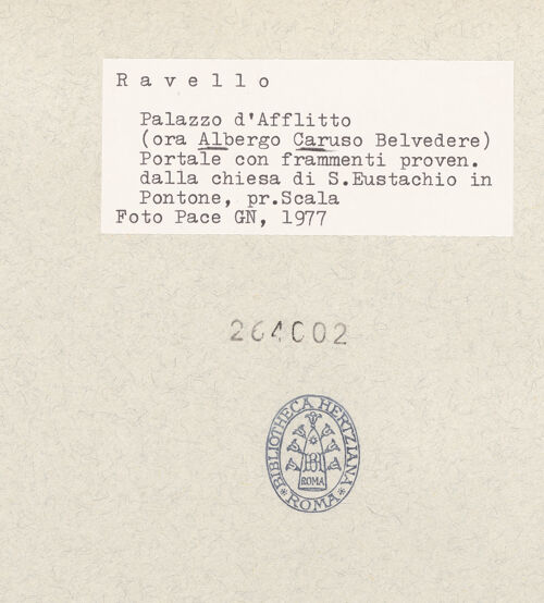 Rückseite von Pace, Valentino [https://www.deutsche-digitale-bibliothek.de/content/lizenzen/rv-ez/] PortalLöwen - Rechter Löwe, Detail, bh264002_recto. Foto: Pace, Valentino.