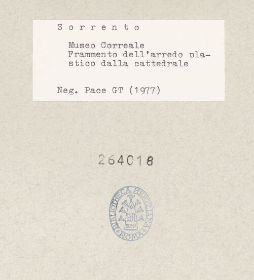 Rückseite von Pace, Valentino [https://www.deutsche-digitale-bibliothek.de/content/lizenzen/rv-ez/] Fragment eines Gesims - Gesamtansicht, bh264018_recto. Foto: Pace, Valentino.