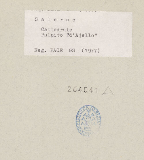 Rückseite von Pace, Valentino [https://www.deutsche-digitale-bibliothek.de/content/lizenzen/rv-ez/] Rechte KanzelLesepult mit Adler und Mann - Lesepultträger von unten rechts, bh264041_recto. Foto: Pace, Valentino.