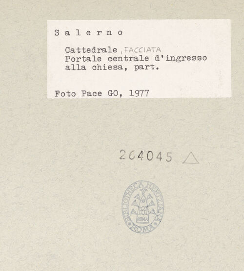 Rückseite von Pace [https://www.deutsche-digitale-bibliothek.de/content/lizenzen/rv-ez/] Mittleres PortalArchitrav mit Inschrift - Gesamtansicht, bh264045_recto. Foto: Pace, Valentino.