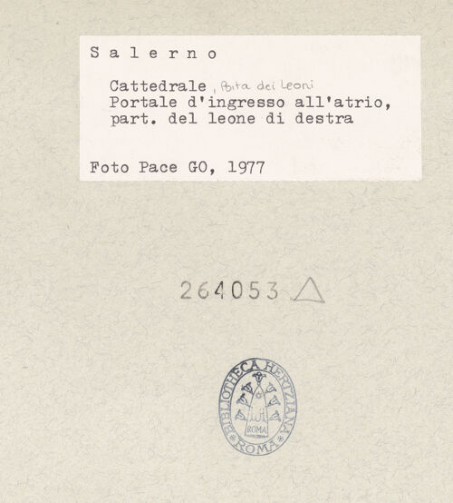 Rückseite von Pace, Valentino [https://www.deutsche-digitale-bibliothek.de/content/lizenzen/rv-ez/] Porta dei Leoni (Portal des Atriums)Löwen - Löwe, rechts, bh264053_recto. Foto: Pace, Valentino.