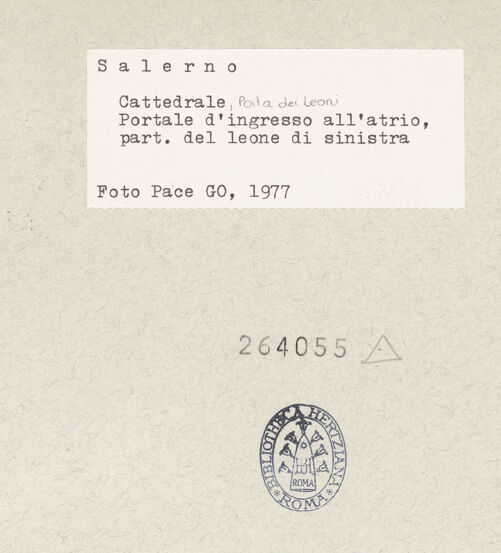 Rückseite von Pace, Valentino [https://www.deutsche-digitale-bibliothek.de/content/lizenzen/rv-ez/] Porta dei Leoni (Portal des Atriums)Löwen - Löwe, links, bh264055_recto. Foto: Pace, Valentino.